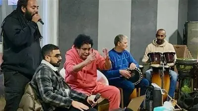 محمد منير بصحبة فرقته الموسيقية استعدادًا لحفله مع ويجز