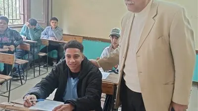 مدير تعليم القليوبية يتفقد انضباط لجان مدرسة التجارة المتقدمة ببنها