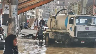 كسر خط مياه ببنها.. معدات الطوارئ تدخل فورًا لاحتواء الموقف