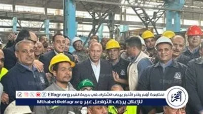 عاجل- رئيس الوزراء يوجّه رسالة دعم لعمال «مصر للألومنيوم» ويلتقط صورة تذكارية خلال جولته بنجع حمادي