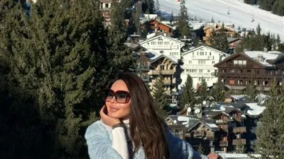 إطلالات شتوية أنيقة لأسماء إبراهيم خلال إجازتها في كورشوفيل