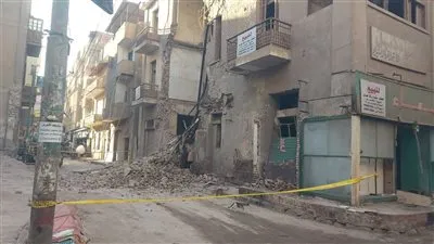 محافظ القليوبية يشكل لجنة هندسية لمعاينة انهيار جزئي بمبنى قديم في بنها