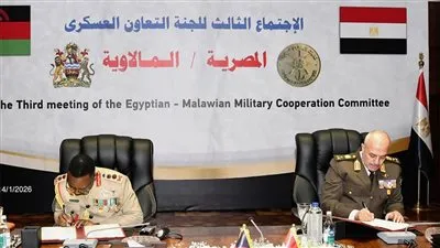 الفريق أحمد خليفة رئيس أركان حرب القوات المسلحة يلتقى قائد قوات الدفاع المالاوى 