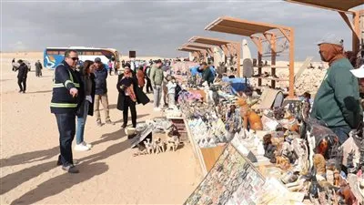 نائب محافظ الجيزة تتفقد طاولات البائعين بالمنطقة الأثرية لأهرامات الجيزة