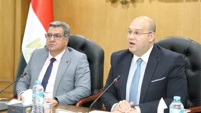 نائب محافظ الجيزة يتابع الأعمال التنسيقية لمشروعات تطوير طريق المنيب - العياط