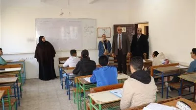 محافظ القليوبية يتفقد انطلاق امتحانات الشهادتين الابتدائية والإعدادية