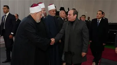 بعد افتتاحه رسميًا فجر اليوم بوجود الرئيس: وزير الأوقاف يؤدي صلاة الجمعة 