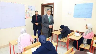 محافظ الجيزة يتفقد سير امتحانات الشهادة الإعدادية بمدارس العلم النافع والسلام بالهرم