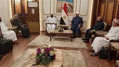 وزير الأوقاف العماني يصل للقاهرة للمشاركة 