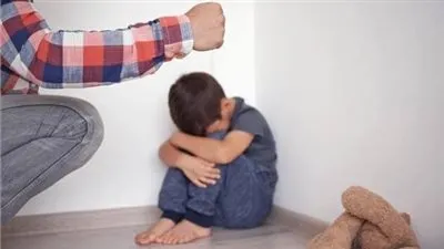 أخصائية نفسية: ضرب الأطفال يسبب اكتئابًا وقلقًا مزمنًا ويفقدهم الأمان