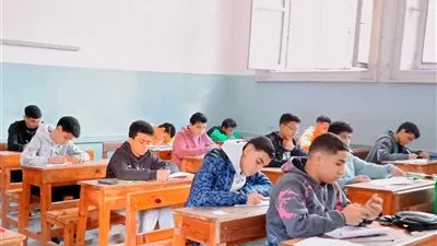 انتظام العملية الامتحانية في ثاني أيام امتحانات المواد الأساسية لطلاب الشهادة الإعدادية
