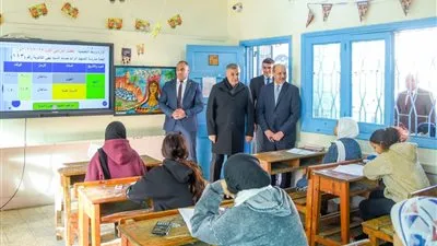 محافظة الإسكندرية يتفقد سير العملية الامتحانية لـ 114257 طالبًا بالمرحلة الإعدادية 