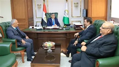 محافظ الجيزة يبحث استعدادات إقامة بطولة كأس العالم للقوة البدنية بمنطقة الهرم