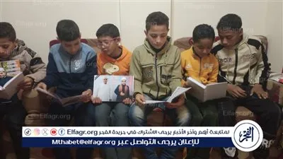 رد الجميل.. صغار يقرأون القرآن على قبر مُعلمهم إمام مسجد البحيرة.. وأسرته تطالب بمحاسبة الطبيب المتسبب في وفاته