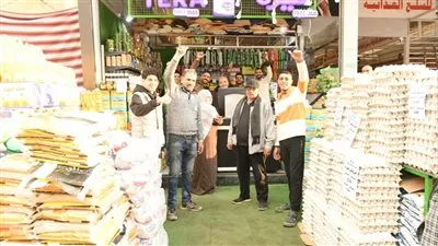 محافظ الدقهلية يتفقد المعرض الدائم للسلع الغذائية بشارع عبد السلام عارف بحي غرب المنصورة