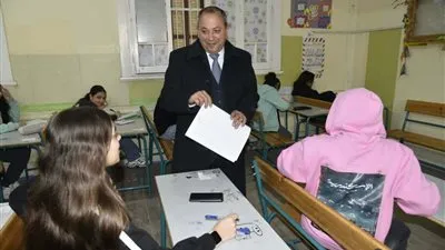 محافظ بورسعيد يؤكد توفير الهدوء وحسن المعاملة خلال تفقد لجان امتحانات الشهادة الإعدادية