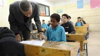 محافظ أسوان يراجع انتظام امتحانات الإعدادية ويوجه بمراجعة «الدراسات الاجتماعية» حفاظًا على حقوق الطلاب