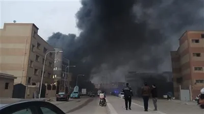 السيطرة على حريق بمصنع أطباق بلاستيك بالعبور دون إصابات