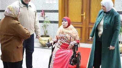 محافظ القليوبية يُسلم كرسيًا كهربائيًا لـسيدة من ذوي الهمم ويعد بدعم أسرتها بالكامل