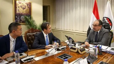 وزير قطاع الأعمال يستقبل وفدًا رفيع المستوى من مجموعة شاندونج الصينية لبحث فرص التعاون في صناعة المركبات الكهربائية