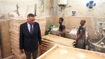 محافظ أسوان يفاجئ الأسواق والمخابز للتأكد من الأسعار وجودة السلع الغذائية