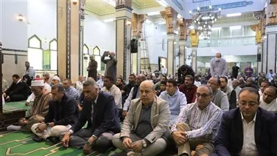 محافظ أسوان يؤدي صلاة الجمعة ويلتقي المواطنين: الشارع هو المصدر الحقيقي لمعرفة احتياجات الناس