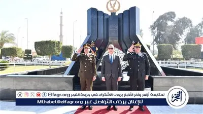 محافظ الفيوم ومدير الأمن والمستشار العسكري يضعون إكليلًا من الزهور على النصب التذكاري لشهداء الشرطة