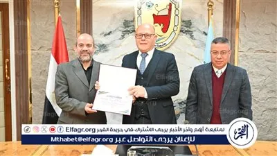 رئيس جامعة سوهاج يكرم وكيل وزارة المالية ومديري الوحدات الحسابية بالجامعة