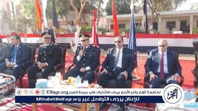 محافظ سوهاج ومدير الأمن يضعان إكليل الذكور بالاحتفال بعيد الشرطة 