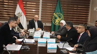 محافظ القليوبية يناقش مستجدات مشروع تطوير كورنيش النيل وممشى أهل مصر ببنها