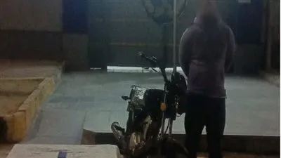 تفاصيل سرقة حقيبة مسنة علي يد سائق دراجة نارية بالخليفة 