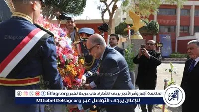 محافظ المنيا يضع إكليلًا من الزهور على النصب التذكاري للشهداء في ذكرى عيد الشرطة الـ74