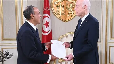 وزير الخارجية يسلّم رسالة خطية من رئيس الجمهورية إلى الرئيس التونسي تؤكد خصوصية العلاقات بين البلدين والتطلع لتعزيز التعاون الثنائي في مختلف المجالات