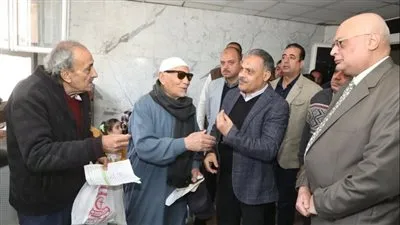 محافظ الشرقية يُفاجئ الأطباء والعاملين بعيادات المبرة للتأمين الصحي بالزقازيق ويلتقي بالمرضي