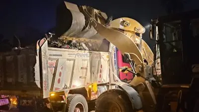 محافظة الجيزة ترفع 500 طن مخلفات من شارع الشباب بحي الهرم