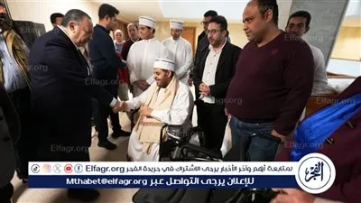 محافظ أسيوط يسلم كرسيًا متحركًا كهربائيًا لمواطن من ذوي الإعاقة لتيسير حياته اليومية