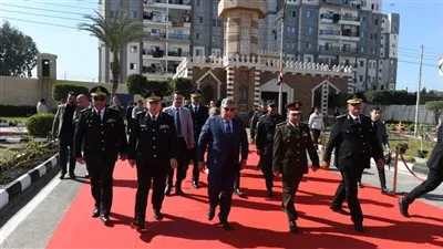محافظ الدقهلية والقيادات الأمنية يضعان اكليل الزهور على النصب التذكاري للشهداء بمعسكر قوات الأمن بسندوب احتفالًا بعيد الشرطة الـ74