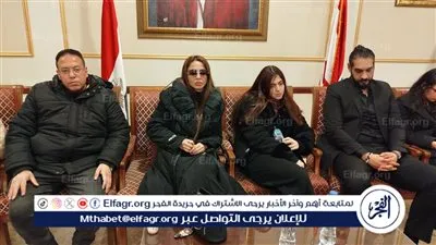 دوللي شاهين تستقبل عزاء والدتها بكنيسة القديس مار يوسف بوسط البلد في القاهرة