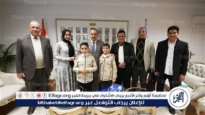 محافظ أسيوط يستقبل مخترعي الخوذة الذكية من طلاب الابتدائي ويكافئهما 