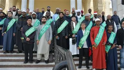 ممثلون لـ 30 دولة.. متسابقو بورسعيد الدولية يؤدون صلاة الجمعة بمسجد السلام وينشدون بساحة المسجد