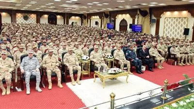 وزير الدفاع والإنتاج الحربى يلتقى بعدد من قادة وضباط القوات المسلحة