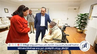 محافظ أسيوط يسلم مسنًا كرسيًا متحركًا كهربائيًا دعمًا لحالته الصحية