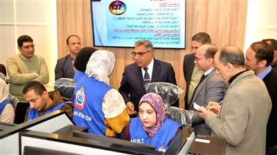 محافظ الدقهلية يتفقد غرفة الطوارئ المركزية بمديرية الصحة 