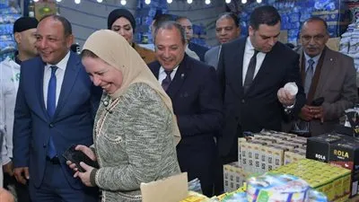 الفرخة بـ 55 والأرز بـ 20 والبيض بـ 105.. محافظ بورسعيد يفتتح معرض رمضان الخير