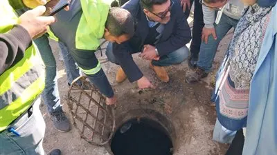رئيس مياه القليوبية يتفقد هبوط أرضي مفاجئ بمطبق صرف صحي بشارع سرياقوس بالخانكة
