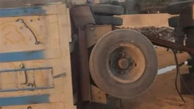 إنقلاب سيارة نقل محملة بالرمال بـ 