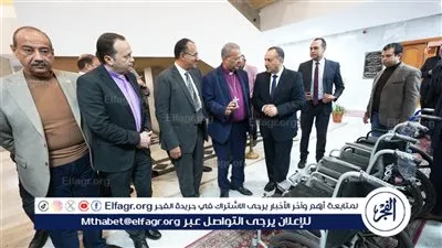 محافظ أسيوط يتسلم 30 كرسيًا متحركًا لمدارس التربية الفكرية 