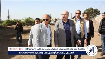 محافظ بني سويف يوقف موكبه بسبب تجمع قمامة بطريق هليه بمركز ببا