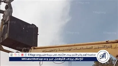 رئيس مركز أبنوب فى أسيوط يتابع تركيب كشافات جديدة بقرية المعابدة