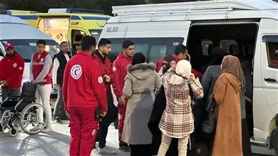 فرق الهلال الأحمر المصري تنتشر على معبر رفح لاستقبال وتوديع الدفعة السادسة من المرضى والمصابين الفلسطينيين 